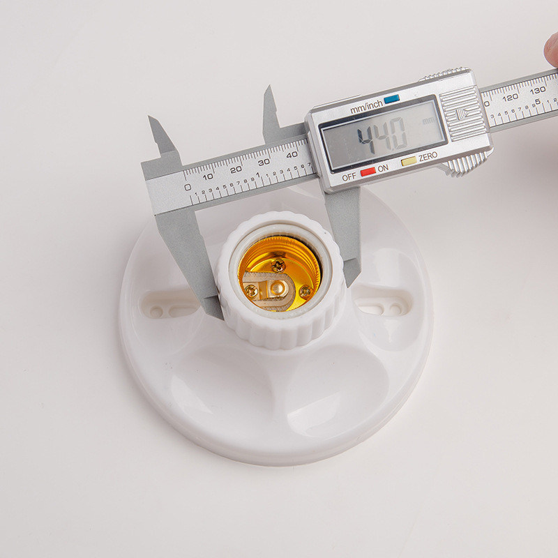 Λευκή επίπεδης βάσης λαμπτήρα οροφή τύπου Ε27 Στρογγυλοειδής λαμπτήρας με ονομαστική τάση 220V