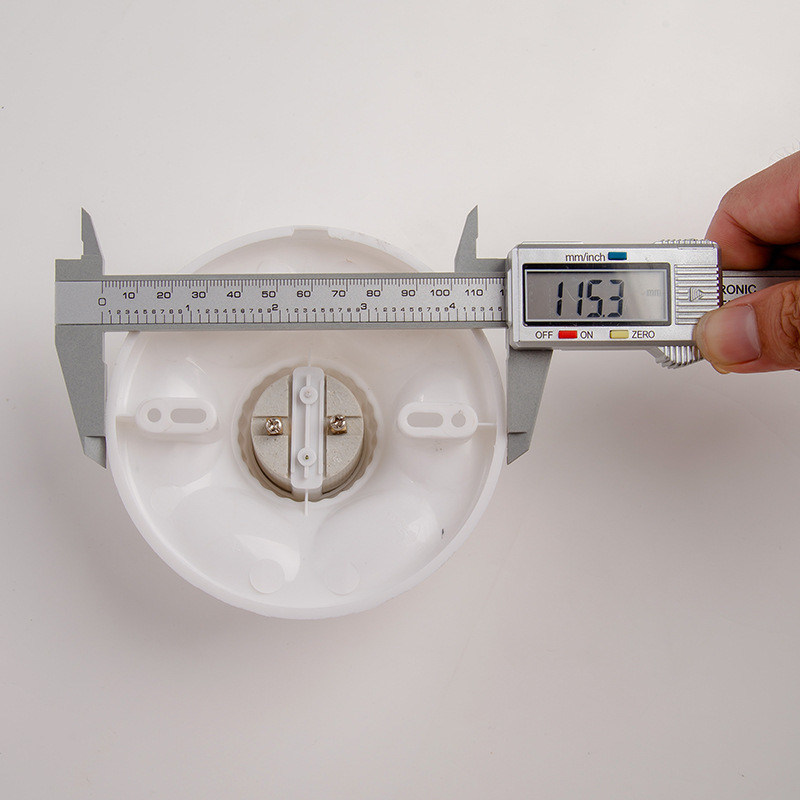 Λευκή επίπεδης βάσης λαμπτήρα οροφή τύπου Ε27 Στρογγυλοειδής λαμπτήρας με ονομαστική τάση 220V